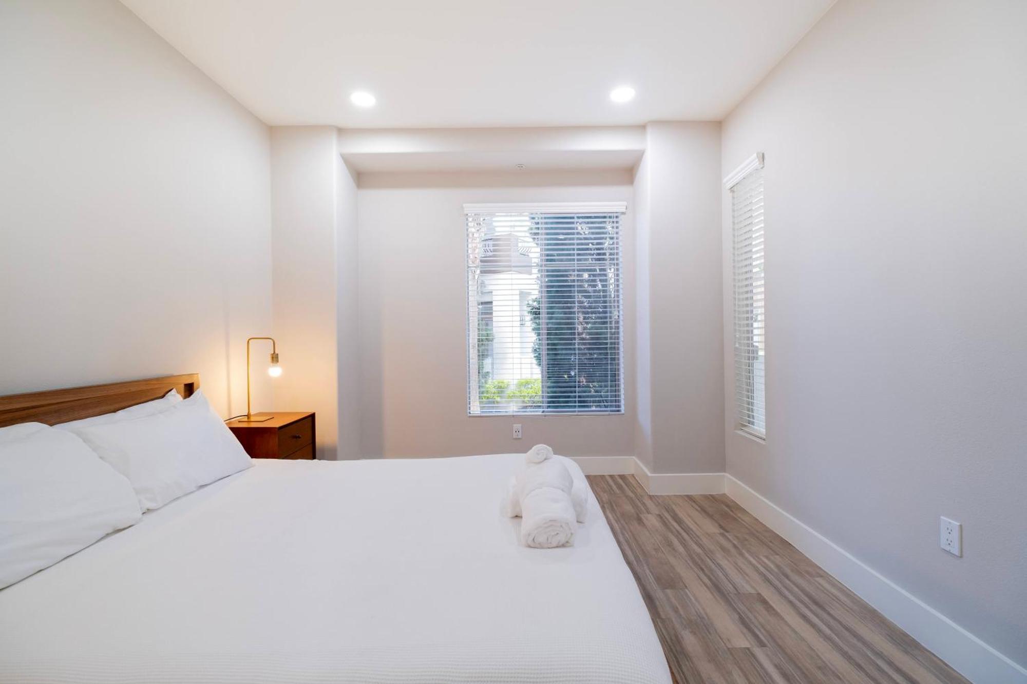 The Hills Management Capsule hotel Los Angeles